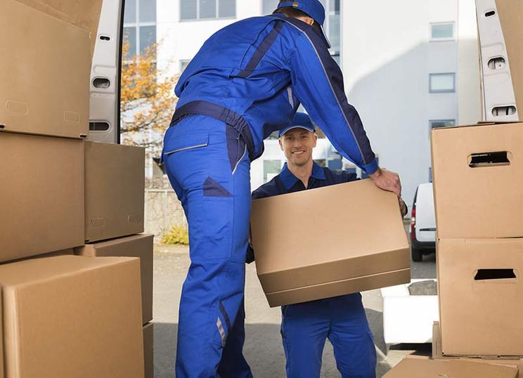 Hombres cargando cajas